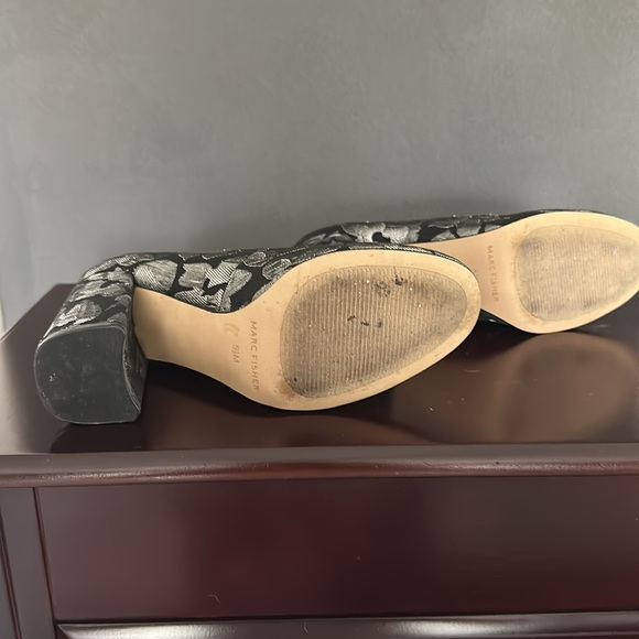 Gorgeous like new Marc Fisher black and silver pumps. Size 5.5 - Picture 4 of 7